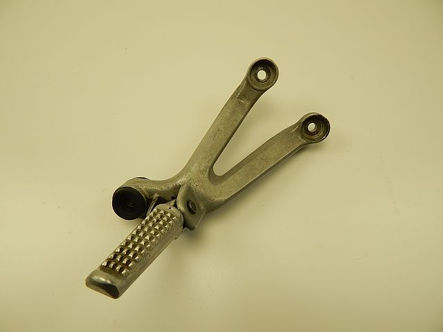 PLATINE ET REPOSE PIEDS ARRIERE DROIT