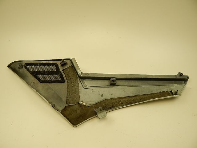CACHE LATERAL DROIT