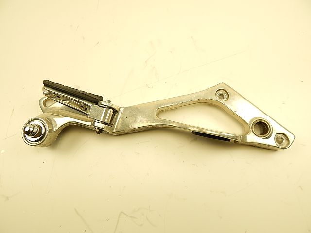 PLATINE ET REPOSE PIEDS ARRIERE DROIT