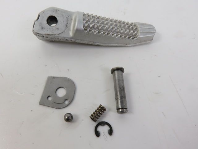 Repose pieds arriere droit