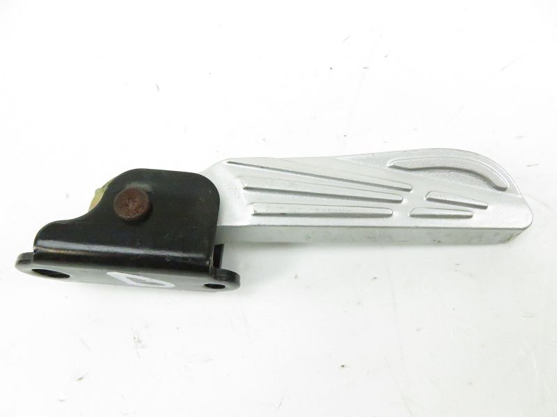 Repose pieds arriere droit