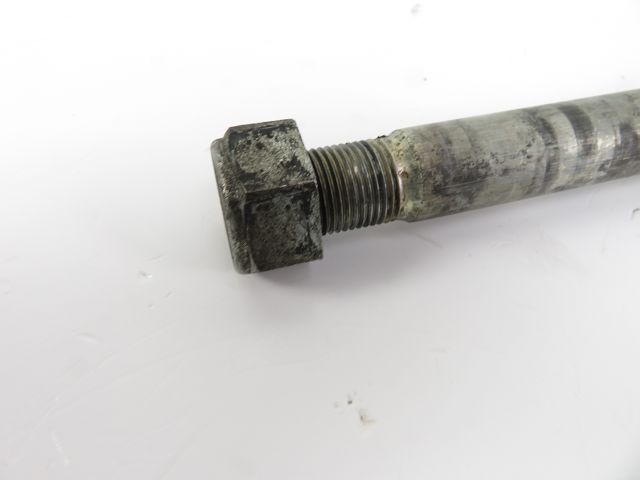 AXE DE ROUE ARRIERE