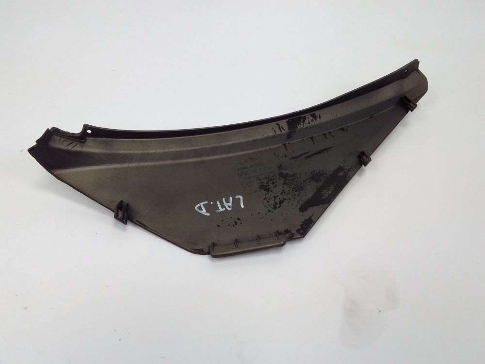 CACHE LATERAL DROIT