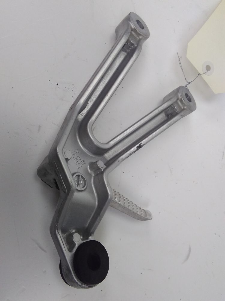 PLATINE ET REPOSE PIEDS ARRIERE DROIT