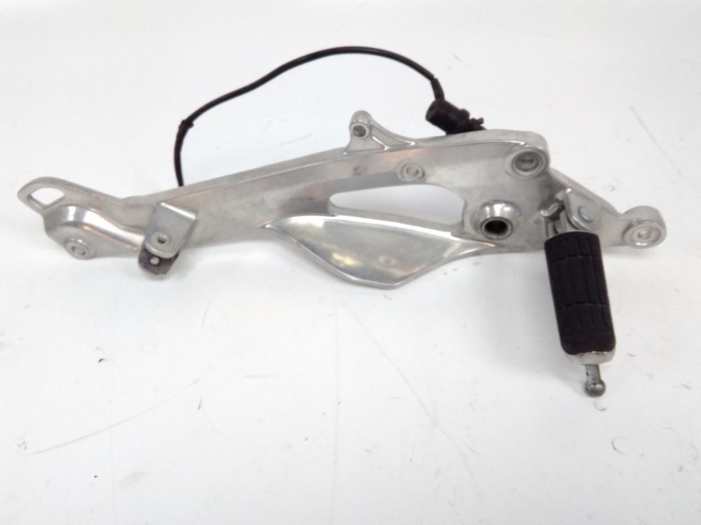 PLATINE AVANT DROITE