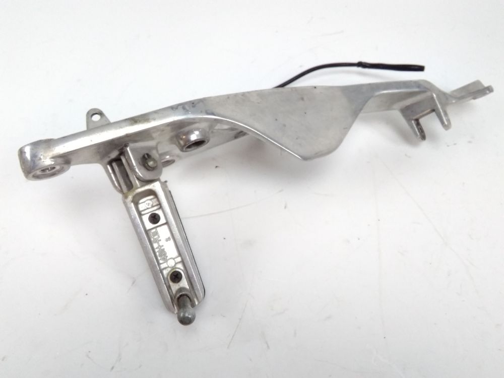 PLATINE AVANT DROITE