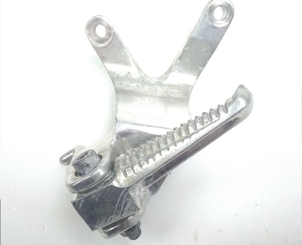 Platine et repose pieds arriere gauche