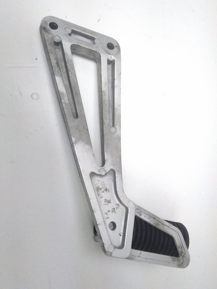 PLATINE ET REPOSE PIEDS ARRIERE DROIT