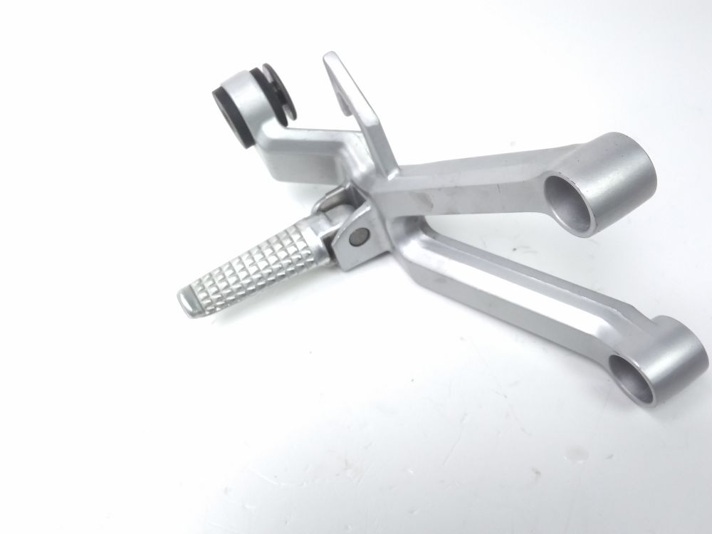 PLATINE ET REPOSE PIEDS ARRIERE DROIT