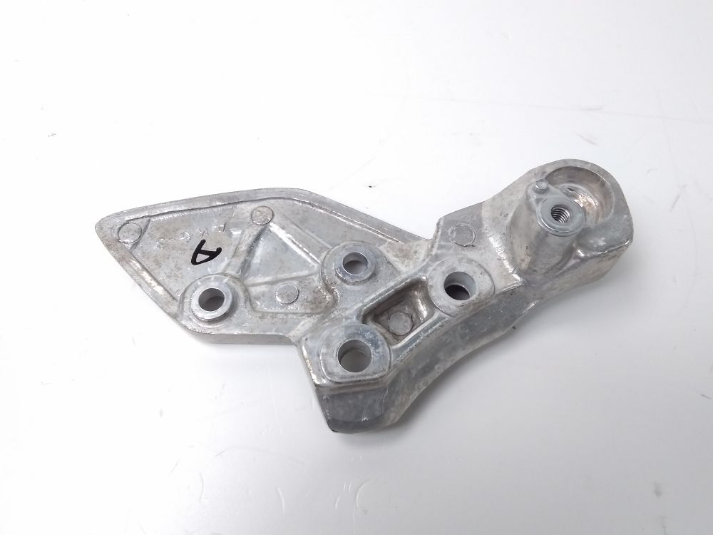 PLATINE AVANT DROITE