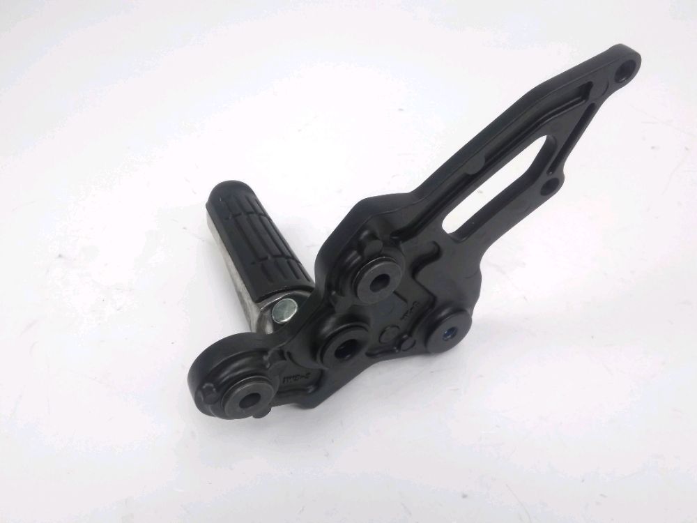 PLATINE AVANT DROITE