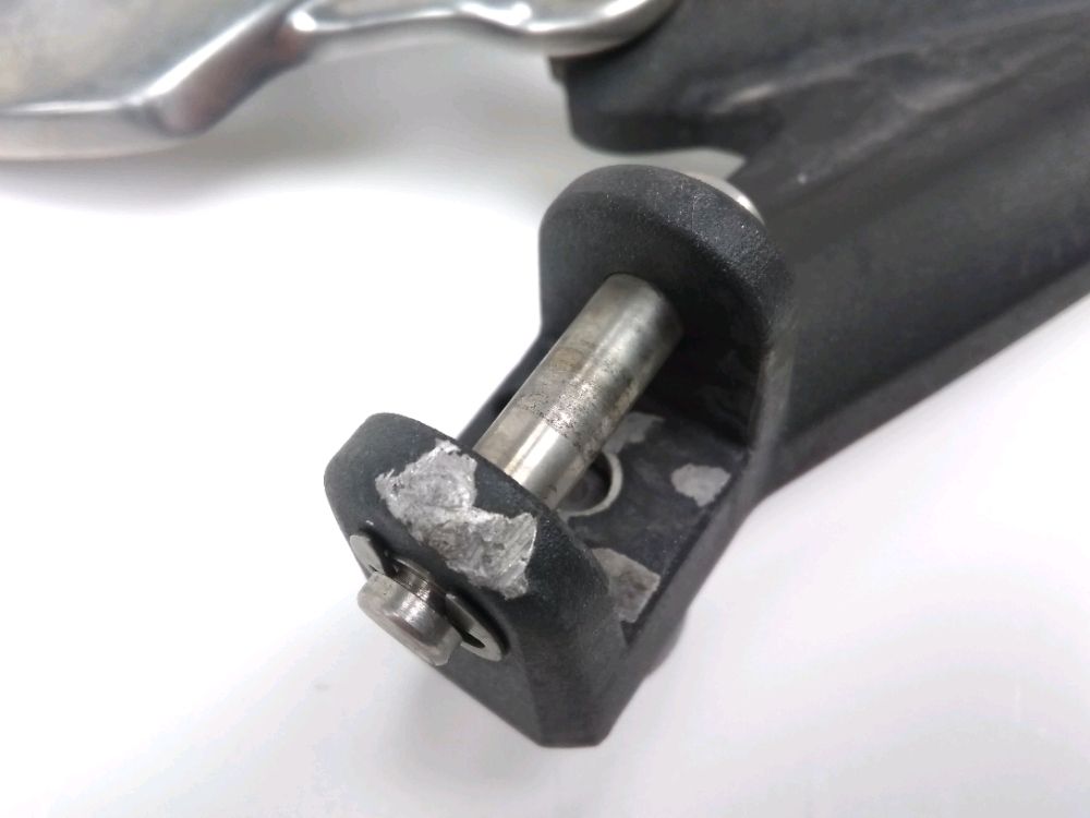 PLATINE AVANT DROITE