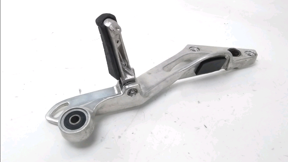 PLATINE ET REPOSE PIEDS ARRIERE DROIT