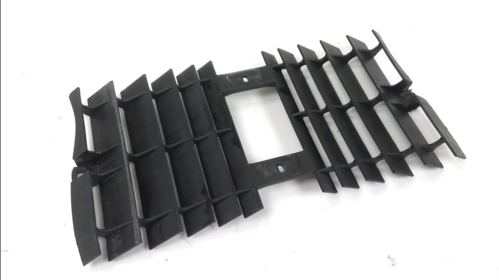 GRILLE DE RADIATEUR