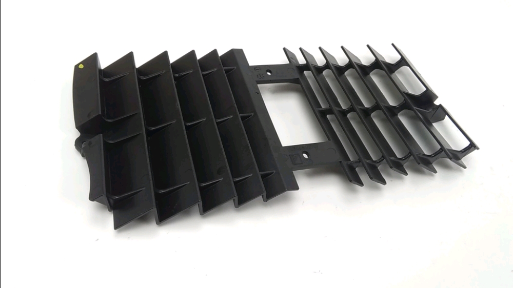 GRILLE DE RADIATEUR