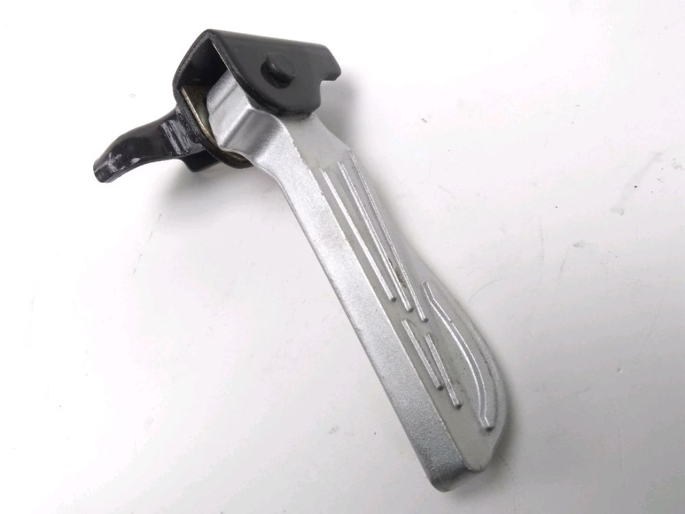 PLATINE ET REPOSE PIEDS ARRIERE DROIT