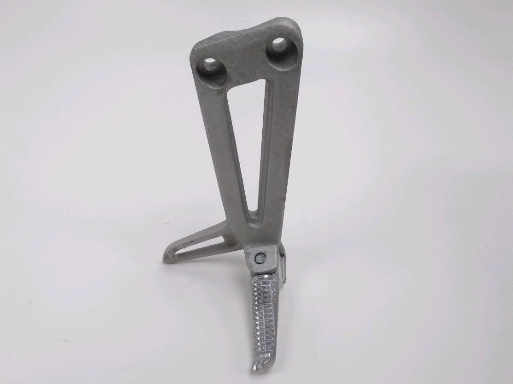 PLATINE ET REPOSE PIEDS ARRIERE DROIT