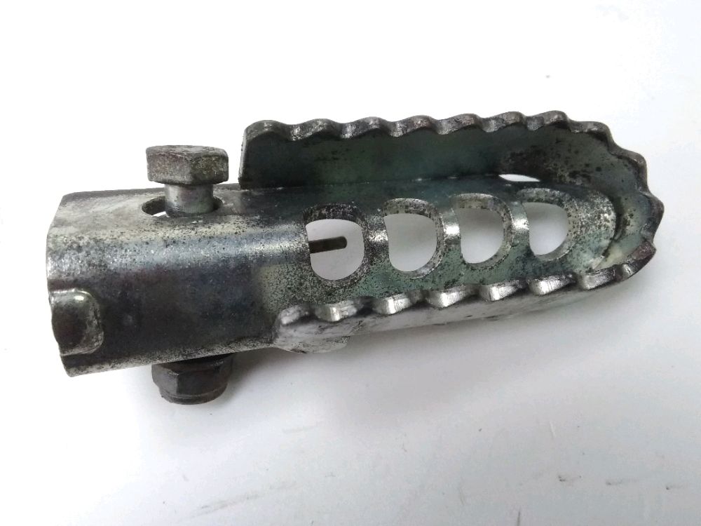 Repose pieds avant droit