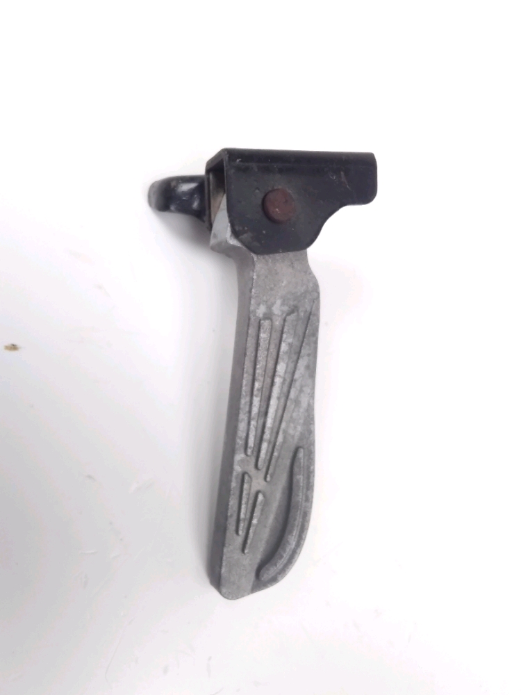 PLATINE ET REPOSE PIEDS ARRIERE DROIT