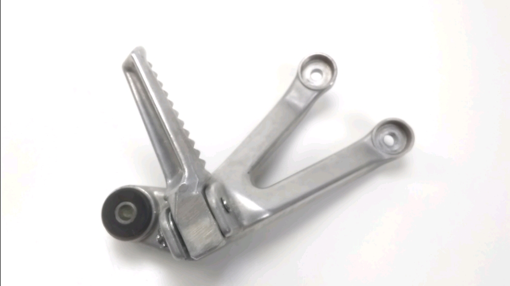 PLATINE ET REPOSE PIEDS ARRIERE DROIT