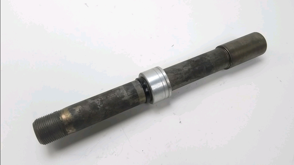AXE DE ROUE AVANT