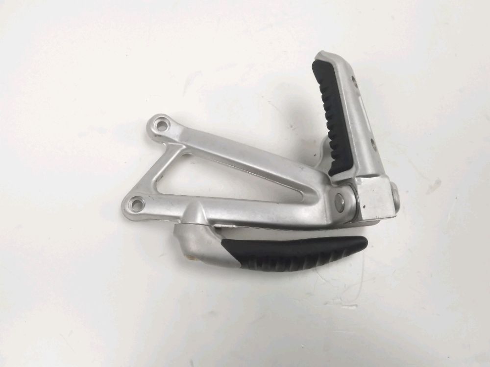 Platine et repose pieds arriere gauche