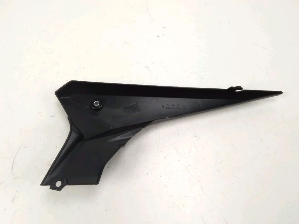 CACHE LATERAL DROIT