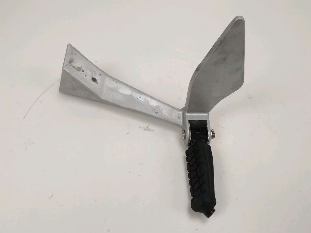 PLATINE ET REPOSE PIEDS ARRIERE DROIT