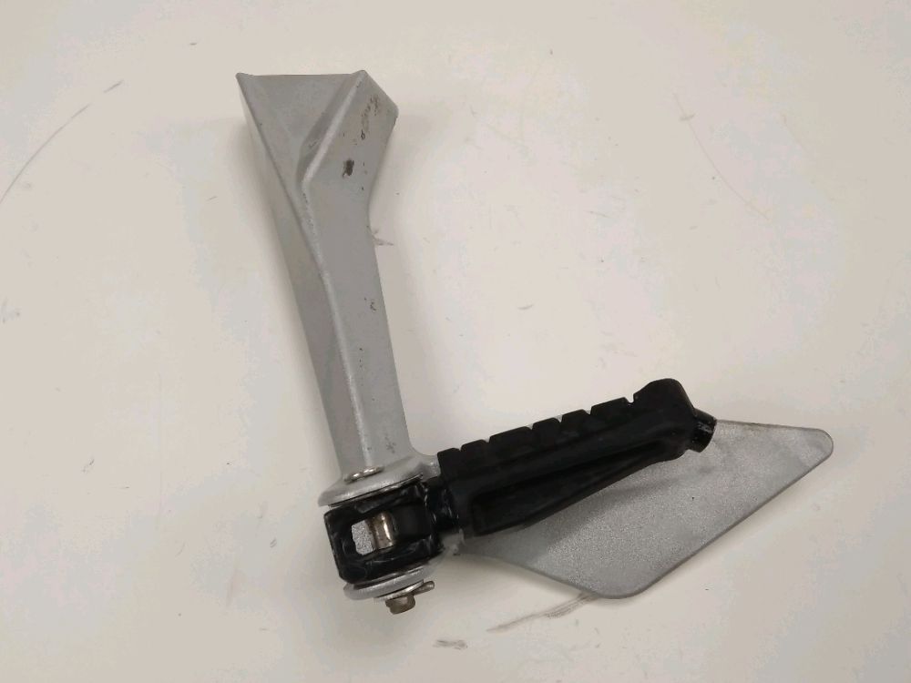 PLATINE ET REPOSE PIEDS ARRIERE DROIT