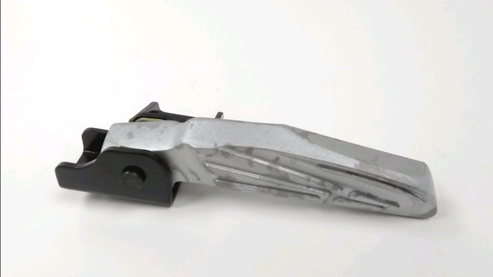 PLATINE ET REPOSE PIEDS ARRIERE DROIT