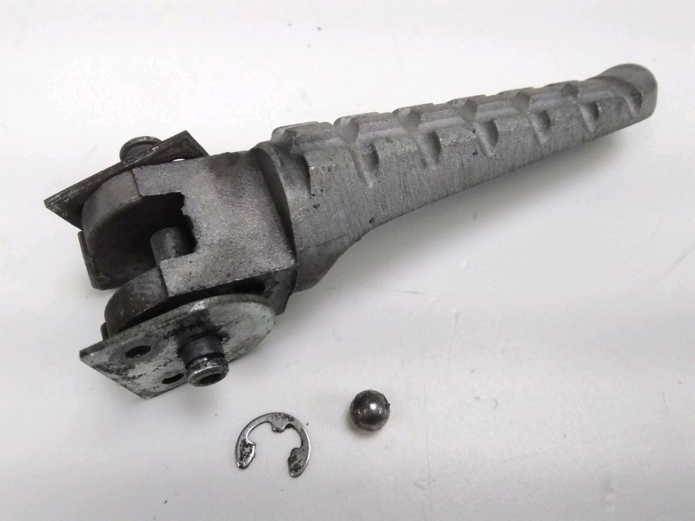 Repose pieds arriere droit