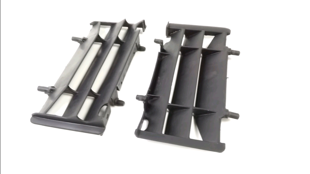 GRILLE DE RADIATEUR