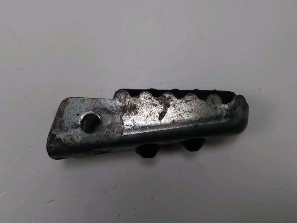 Repose pieds arriere droit