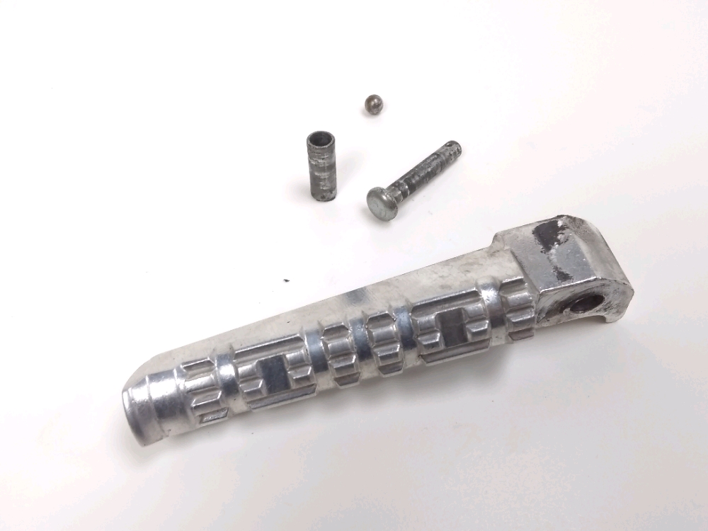 Repose pieds arriere droit