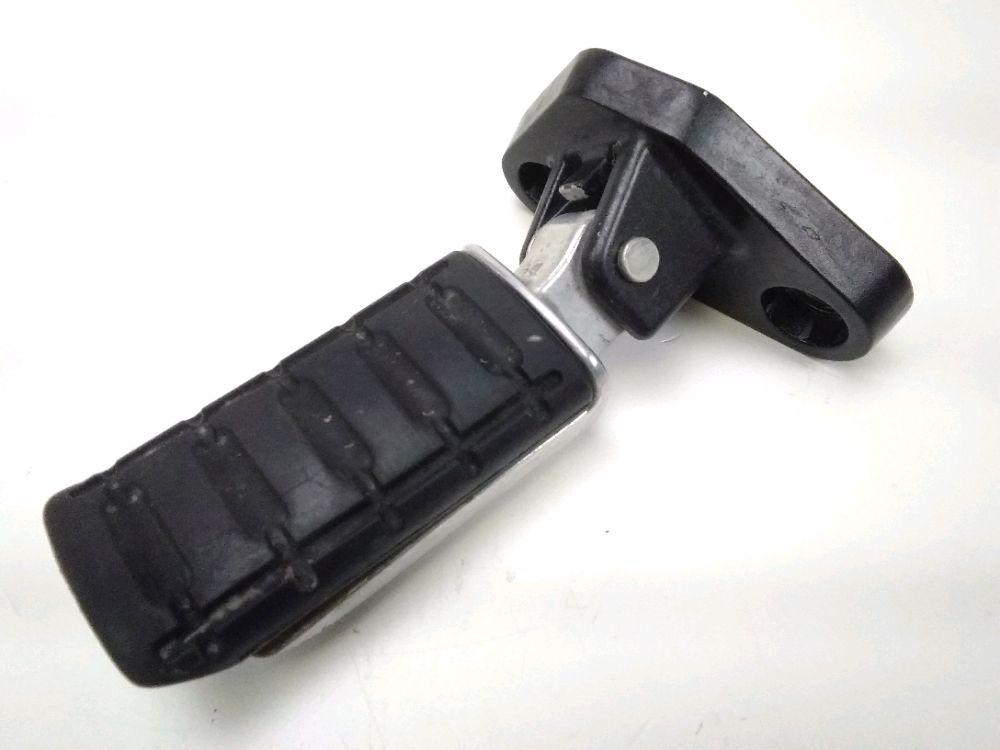 Repose pieds arriere droit