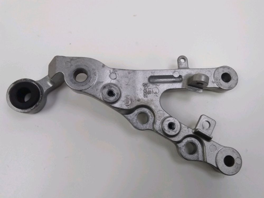 PLATINE AVANT DROITE