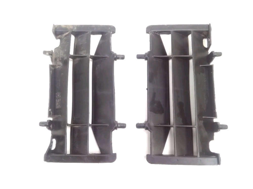 GRILLE DE RADIATEUR