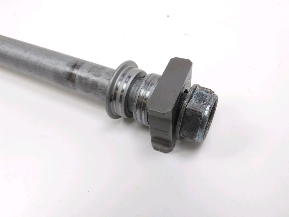 AXE DE ROUE ARRIERE