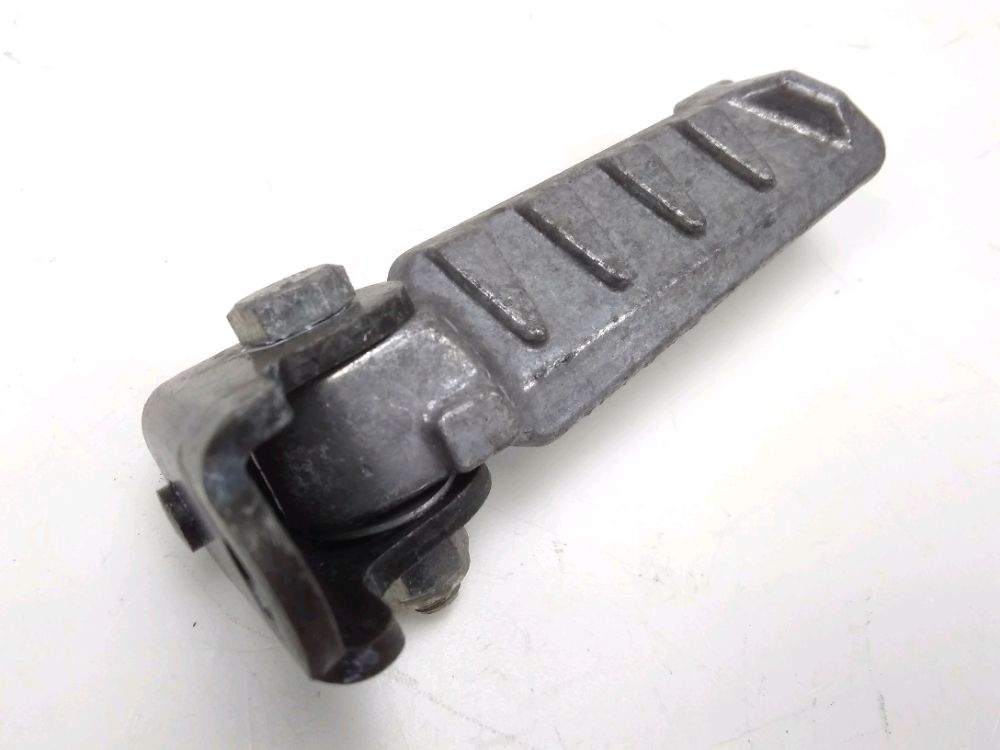 Repose pieds arriere droit