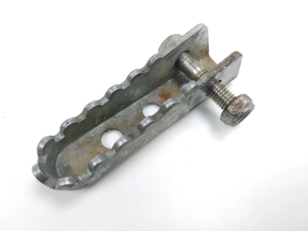 Repose pieds arriere droit