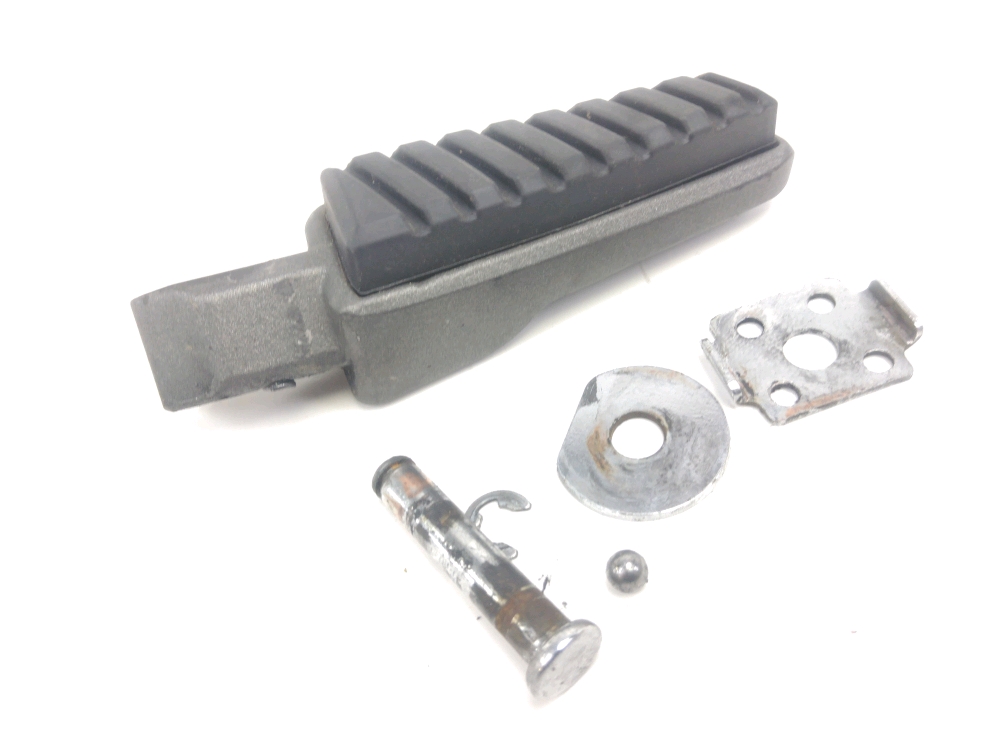 Repose pieds arriere droit