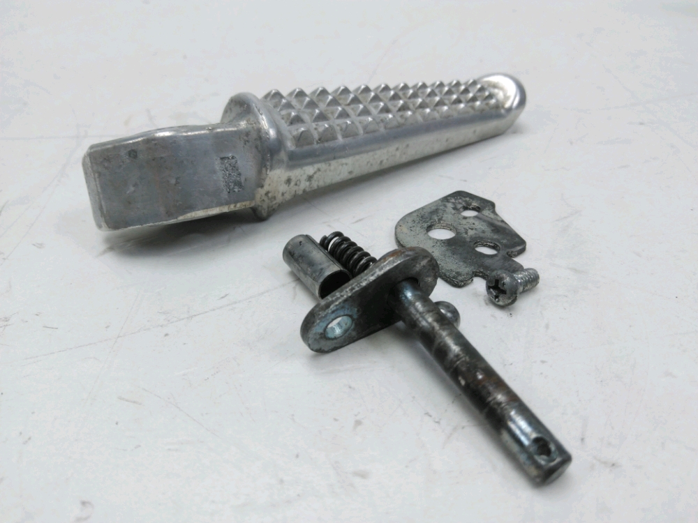 Repose pieds arriere droit