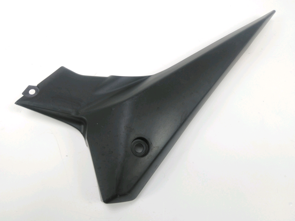 CACHE LATERAL DROIT