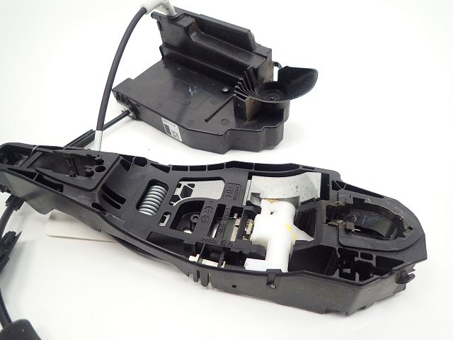 Serrure de porte avant droite