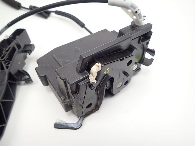 Serrure de porte arrière droite