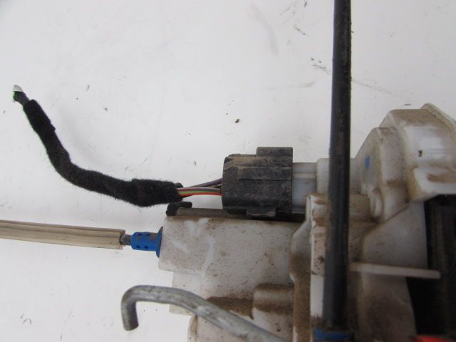 Serrure de porte avant gauche