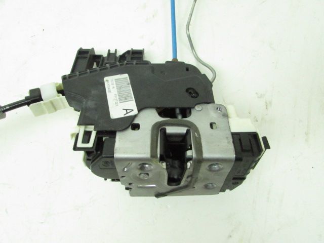 Serrure de porte avant droite