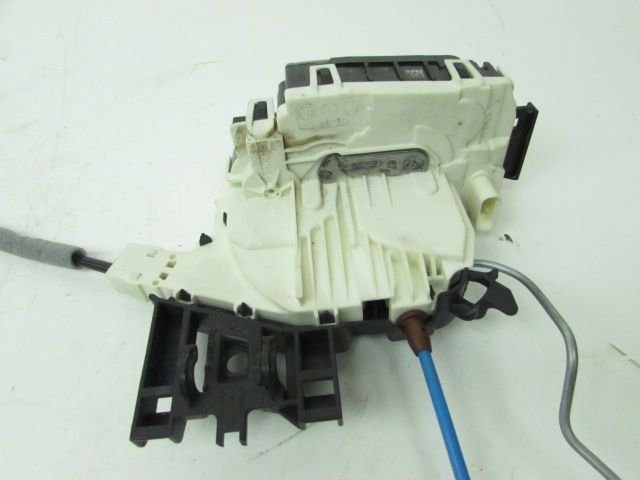 Serrure de porte avant droite