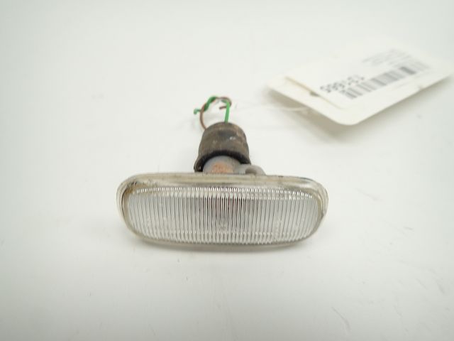 Repetiteur d'aile droit