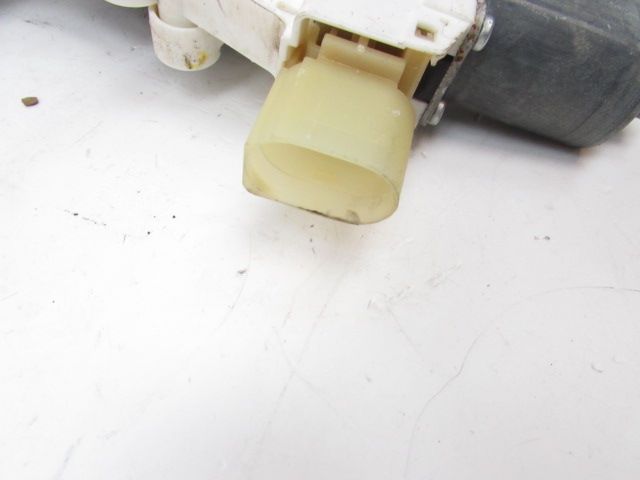 Lève-vitre électrique avant droit